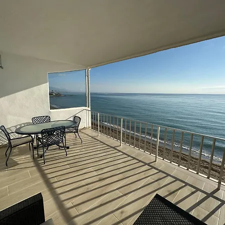 Beachfront, Top Floor Corner 2-bed, Paseo Apartment Estepona